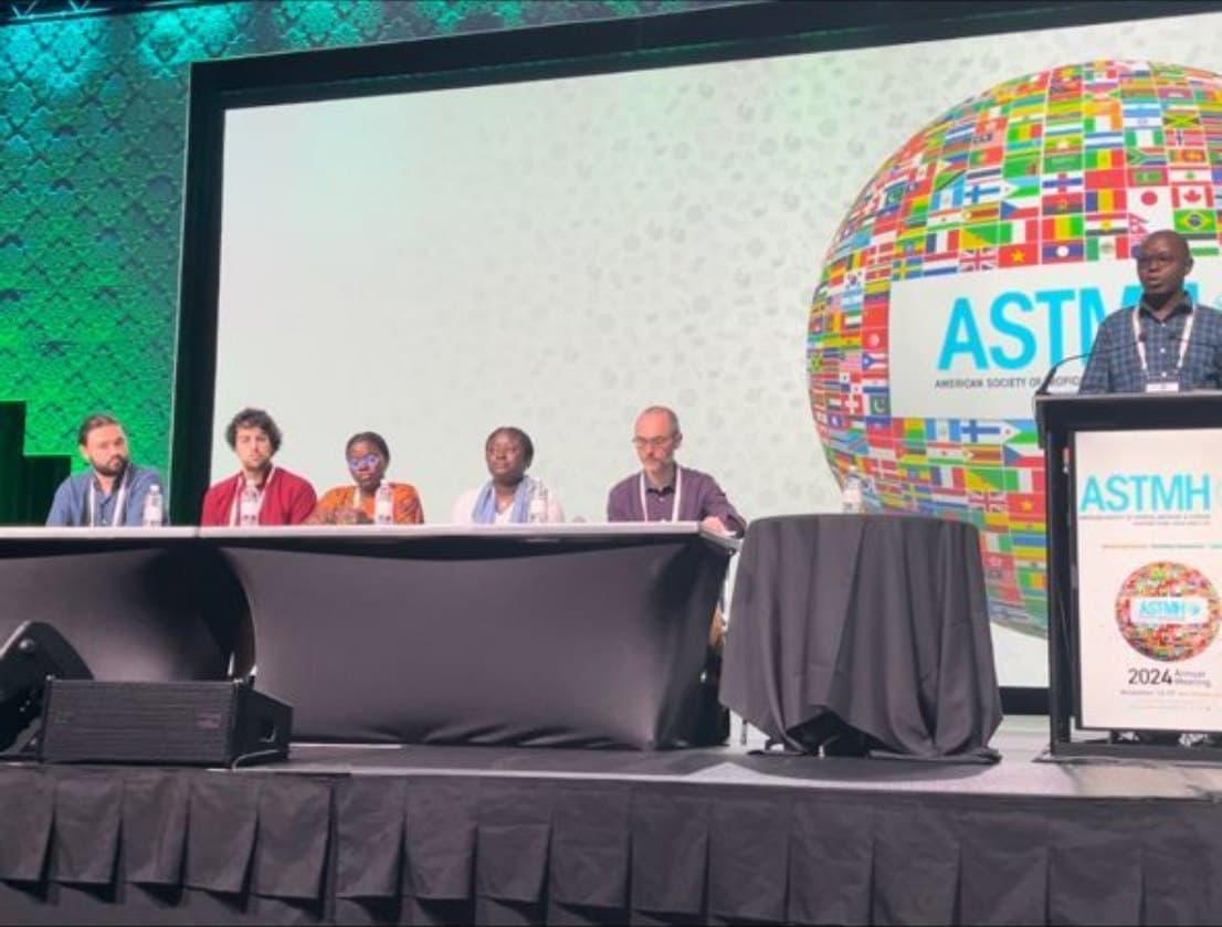 Les intervenants du symposium assis sur la scène de l'ASTMH 2024