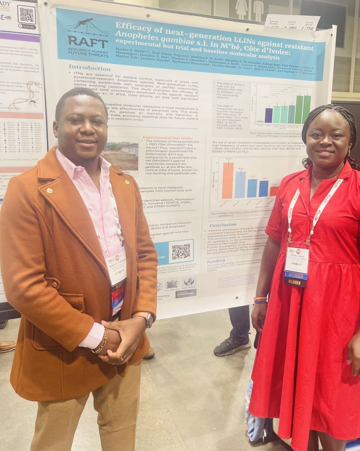 Rosine Z. Wolie et un collègue devant son poster