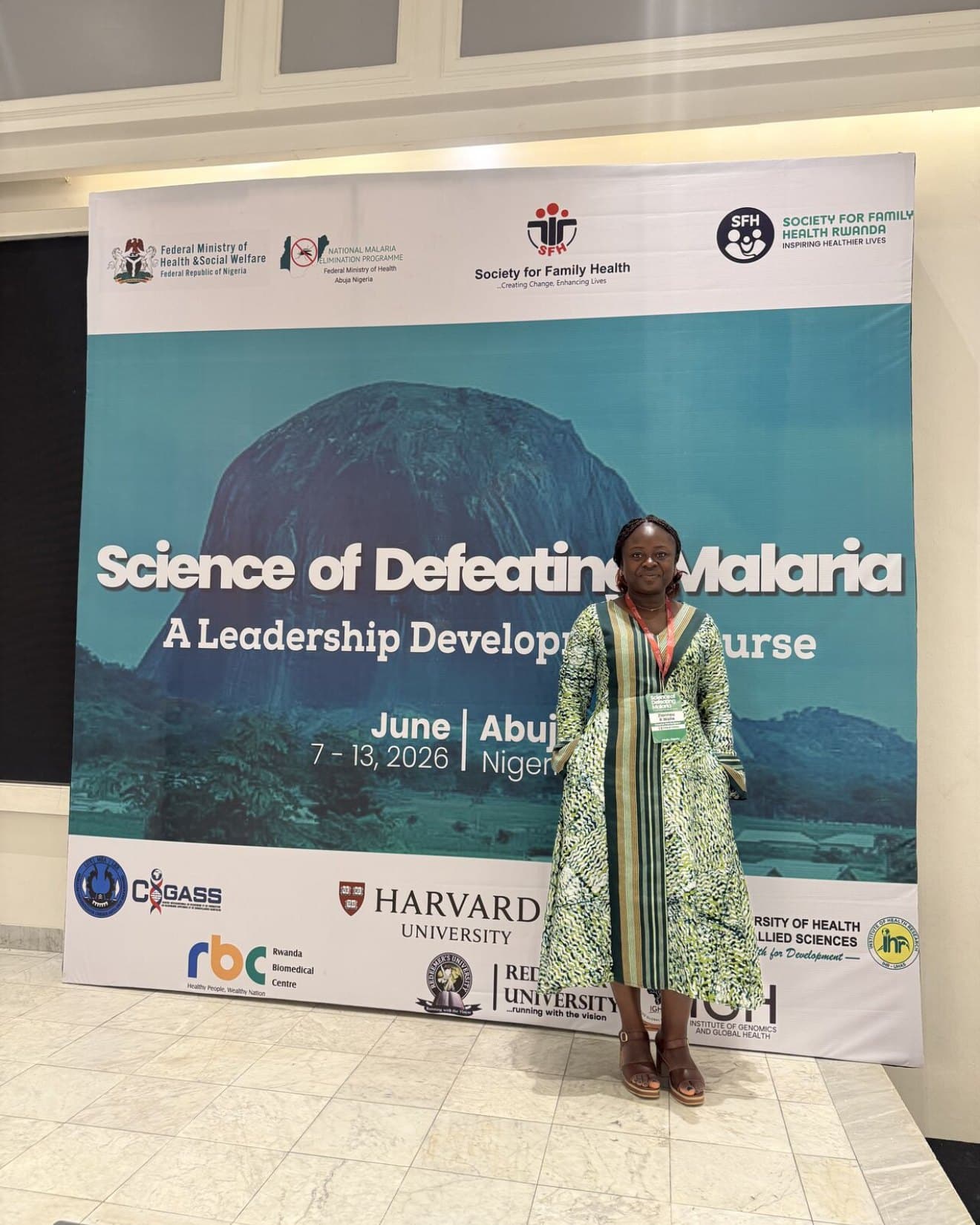 Rosine Z. Wolie devant la bannière du cours, à Abuja