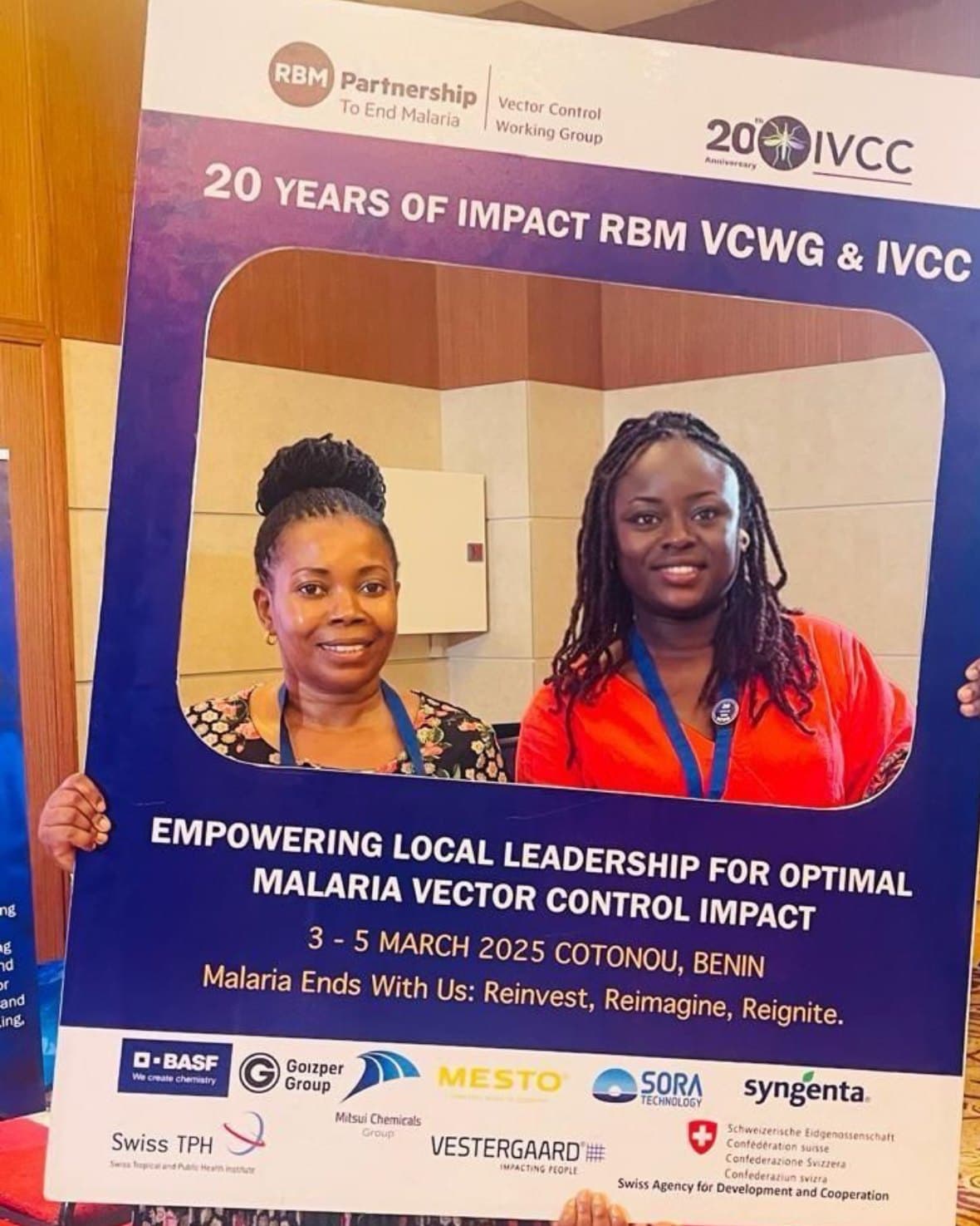 Rosine Z. Wolie et une collègue tenant le cadre photo des vingt ans du groupe de travail et de l'IVCC