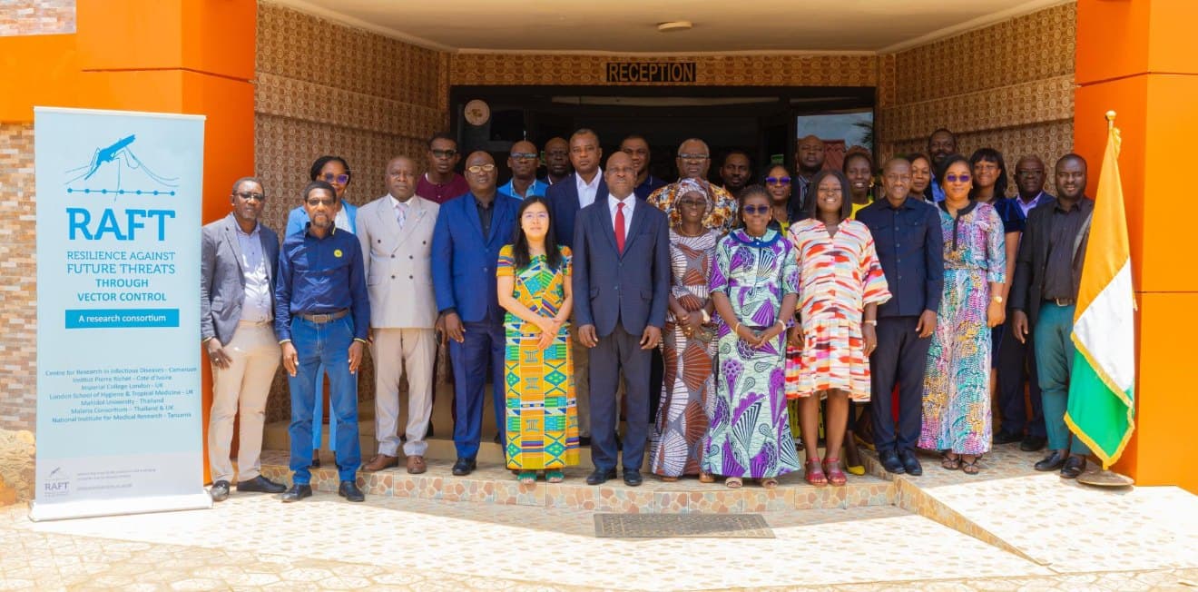 Group photo of the participants, next to the RAFT banner and the Ivorian flag